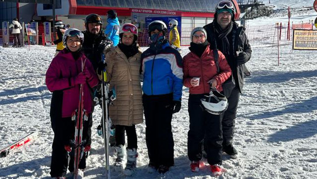 Kayseri İl Milli Eğitim Müdürlüğü ARGE Birimi Tarafından Düzenlenen Kayak Kursunun Birincisi 20 Öğretmenimizin Katılımı İle Tamamlandı.